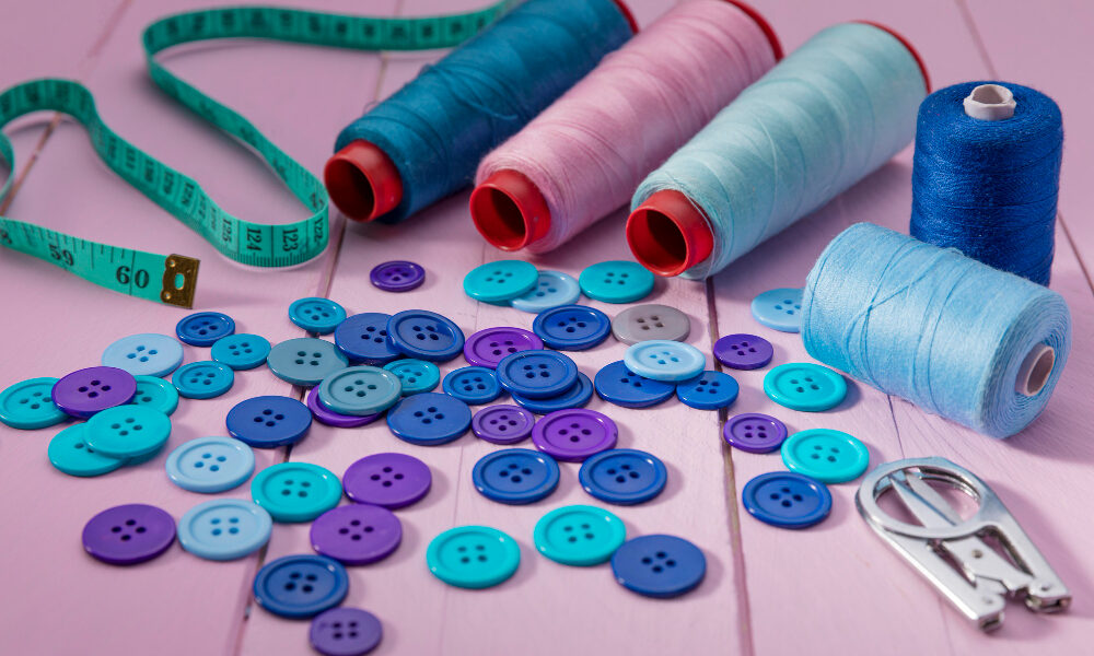 Linha completa de botões para confecções de roupa direto da fábrica Conheça a linha completa de botões para confecções de roupa da Jomar Botões, fabricante referência em qualidade, personalização e entrega rápida. Na indústria têxtil, os botões para confecções de roupa são mais do que simples acessórios: eles são parte essencial da identidade de uma peça. Um botão bem escolhido agrega valor, reforça o acabamento e transmite qualidade ao consumidor final. Além de desempenhar um papel funcional, o botão também tem uma função estética importante, ajudando a destacar o estilo da roupa, seja em uniformes, moda casual ou peças de design exclusivo. A Jomar Botões, fabricante com ampla experiência no setor, oferece uma linha completa de botões para confecção, unindo tecnologia, tradição e excelência em cada detalhe. Produzindo direto da fábrica, a empresa garante qualidade, agilidade e personalização para atender confecções de todos os portes. Botões para roupa que valorizam sua peça: direto da fábrica Jomar Botões: tradição e qualidade na fabricação de botões Com anos de atuação no mercado, a Jomar Botões consolidou-se como uma marca de confiança entre fabricantes e confecções em todo o país. Sua trajetória é marcada pela inovação constante, pela qualidade dos materiais e pelo compromisso com prazos e atendimento. A empresa investe em tecnologia de ponta, o que permite fabricar botões para roupa com precisão, resistência e acabamento impecável. Cada modelo é produzido sob rigoroso controle de qualidade, garantindo uniformidade e durabilidade. Outro diferencial da marca é o atendimento personalizado. A equipe técnica da Jomar orienta clientes na escolha dos melhores botões para confecções de roupa, de acordo com o tipo de tecido, estilo e aplicação. Atendendo tanto pequenas oficinas quanto grandes indústrias de confecção, a Jomar Botões oferece soluções sob medida para diferentes segmentos da moda. Linha completa de botões para confecções de roupa A linha de botões da Jomar Botões é ampla e pensada para suprir todas as necessidades do setor têxtil. Fabricados com materiais de alta qualidade — como metal, resina, plástico e poliéster —, os produtos se destacam pelo acabamento e versatilidade. Entre os principais diferenciais estão: Variedade de modelos: opções que atendem desde confecções de moda casual até uniformes corporativos. Durabilidade e resistência: botões testados para suportar lavagens e uso intenso. Design e acabamento: estética apurada que valoriza cada detalhe da roupa. Comprar direto da fábrica de botões para roupas proporciona vantagens como melhor custo-benefício, padronização de lotes e a possibilidade de personalização conforme a identidade visual da marca. Além disso, a Jomar trabalha com prazos ágeis, garantindo entregas rápidas para manter a produtividade das confecções. Fábrica de botão para tapeçaria com variedade e alto padrão Tipos de botões fabricados pela Jomar Botões A Jomar oferece uma gama completa de produtos que atendem os mais diversos nichos da moda e decoração. Confira alguns dos principais modelos: Botões para bonés Produzidos com materiais resistentes e acabamento profissional, os botões para bonés são ideais para o setor esportivo, promocional e corporativo. A Jomar garante fixação segura e acabamento preciso, assegurando conforto e durabilidade. Botões para tapeceiro e botões bombê Projetados para resistir ao uso intenso, os botões para tapeceiro e os botões bombê são amplamente utilizados em estofados, cabeceiras, almofadas e na moda decorativa. Com design robusto e acabamento refinado, unem estética e resistência. Botões quadrados e furados Esses modelos oferecem versatilidade e estilo. Os botões quadrados e botões furados são ideais para confecções de roupas casuais, sociais e infantis, permitindo combinações criativas e elegantes. Botões de aro e meia bola Clássicos e sofisticados, os botões de aro e meia bola são amplamente utilizados em uniformes e peças de alfaiataria. Unem praticidade, firmeza e visual moderno. Botões decorativos para roupas Os botões decorativos para roupas são um diferencial na linha da Jomar. Produzidos com atenção ao design, brilho e textura, agregam valor estético e personalidade às peças. Afinal, os detalhes fazem a diferença na moda. Personalização e inovação em botões sob medida A Jomar Botões entende que cada confecção tem sua identidade. Por isso, oferece botões personalizados sob medida, desenvolvidos conforme o estilo e as necessidades do cliente. Com equipamentos modernos e processos precisos, a marca cria botões exclusivos que traduzem o DNA da marca da confecção — seja em cores, formatos, gravações ou acabamentos especiais. A personalização é um diferencial competitivo importante para quem busca se destacar no mercado da moda. Com ela, cada peça se torna única, elevando o valor percebido pelo consumidor final. Além disso, a inovação faz parte do dia a dia da Jomar Botões. A empresa está constantemente atualizando seus processos e incorporando novas tecnologias para oferecer produtos mais sustentáveis, leves e resistentes. Onde comprar argolas para artesanato em grandes quantidades Botões para confecções de roupa: aplicações e setores atendidos Os produtos da Jomar Botões atendem diversos segmentos da indústria têxtil, sempre com a mesma qualidade e atenção ao detalhe. Entre os principais setores estão: Moda feminina, masculina e infantil: botões que acompanham tendências e oferecem acabamento de alta costura. Uniformes corporativos e escolares: opções que combinam resistência e elegância. Moda esportiva e promocional: botões leves, resistentes e com ótimo custo-benefício. Moda praia e casual: modelos com design diferenciado e cores variadas. Essa versatilidade é o que faz da Jomar uma parceira estratégica para confecções que buscam botões para confecção de diferentes estilos e finalidades. Por que comprar direto da fábrica de botões? Adquirir botões para confecções de roupa direto da fábrica traz benefícios que vão além do preço. Confira as principais vantagens de comprar com a Jomar Botões: Melhor preço e condições comerciais: eliminando intermediários, o custo é mais competitivo. Padronização e controle de qualidade: todos os produtos passam por testes rigorosos. Atendimento técnico e suporte especializado: equipe pronta para auxiliar desde o pedido até a aplicação. Agilidade na produção e entrega: prazos reduzidos e alta capacidade produtiva. Comprar direto da fábrica de botões para roupas é sinônimo de eficiência e confiança. A Jomar Botões se destaca por oferecer uma experiência completa, da fabricação ao pós-venda, sempre priorizando o sucesso de cada cliente. Onde comprar balancim para botões de alta resistência Encontre os botões ideais para a sua confecção Os botões para confecções de roupa da Jomar Botões unem beleza, resistência e funcionalidade. Com uma linha completa e fabricação própria, a empresa atende confecções de todos os portes, garantindo produtos sob medida e entrega em todo o Brasil. Entre em contato com a Jomar Botões e descubra como nossa linha completa de botões para confecções de roupa pode transformar a qualidade e o design das suas peças. Solicite um orçamento agora!