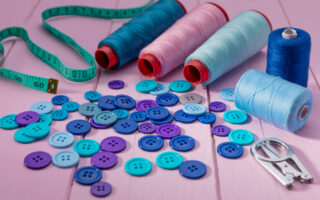 Linha completa de botões para confecções de roupa direto da fábrica Conheça a linha completa de botões para confecções de roupa da Jomar Botões, fabricante referência em qualidade, personalização e entrega rápida. Na indústria têxtil, os botões para confecções de roupa são mais do que simples acessórios: eles são parte essencial da identidade de uma peça. Um botão bem escolhido agrega valor, reforça o acabamento e transmite qualidade ao consumidor final. Além de desempenhar um papel funcional, o botão também tem uma função estética importante, ajudando a destacar o estilo da roupa, seja em uniformes, moda casual ou peças de design exclusivo. A Jomar Botões, fabricante com ampla experiência no setor, oferece uma linha completa de botões para confecção, unindo tecnologia, tradição e excelência em cada detalhe. Produzindo direto da fábrica, a empresa garante qualidade, agilidade e personalização para atender confecções de todos os portes. Botões para roupa que valorizam sua peça: direto da fábrica Jomar Botões: tradição e qualidade na fabricação de botões Com anos de atuação no mercado, a Jomar Botões consolidou-se como uma marca de confiança entre fabricantes e confecções em todo o país. Sua trajetória é marcada pela inovação constante, pela qualidade dos materiais e pelo compromisso com prazos e atendimento. A empresa investe em tecnologia de ponta, o que permite fabricar botões para roupa com precisão, resistência e acabamento impecável. Cada modelo é produzido sob rigoroso controle de qualidade, garantindo uniformidade e durabilidade. Outro diferencial da marca é o atendimento personalizado. A equipe técnica da Jomar orienta clientes na escolha dos melhores botões para confecções de roupa, de acordo com o tipo de tecido, estilo e aplicação. Atendendo tanto pequenas oficinas quanto grandes indústrias de confecção, a Jomar Botões oferece soluções sob medida para diferentes segmentos da moda. Linha completa de botões para confecções de roupa A linha de botões da Jomar Botões é ampla e pensada para suprir todas as necessidades do setor têxtil. Fabricados com materiais de alta qualidade — como metal, resina, plástico e poliéster —, os produtos se destacam pelo acabamento e versatilidade. Entre os principais diferenciais estão: Variedade de modelos: opções que atendem desde confecções de moda casual até uniformes corporativos. Durabilidade e resistência: botões testados para suportar lavagens e uso intenso. Design e acabamento: estética apurada que valoriza cada detalhe da roupa. Comprar direto da fábrica de botões para roupas proporciona vantagens como melhor custo-benefício, padronização de lotes e a possibilidade de personalização conforme a identidade visual da marca. Além disso, a Jomar trabalha com prazos ágeis, garantindo entregas rápidas para manter a produtividade das confecções. Fábrica de botão para tapeçaria com variedade e alto padrão Tipos de botões fabricados pela Jomar Botões A Jomar oferece uma gama completa de produtos que atendem os mais diversos nichos da moda e decoração. Confira alguns dos principais modelos: Botões para bonés Produzidos com materiais resistentes e acabamento profissional, os botões para bonés são ideais para o setor esportivo, promocional e corporativo. A Jomar garante fixação segura e acabamento preciso, assegurando conforto e durabilidade. Botões para tapeceiro e botões bombê Projetados para resistir ao uso intenso, os botões para tapeceiro e os botões bombê são amplamente utilizados em estofados, cabeceiras, almofadas e na moda decorativa. Com design robusto e acabamento refinado, unem estética e resistência. Botões quadrados e furados Esses modelos oferecem versatilidade e estilo. Os botões quadrados e botões furados são ideais para confecções de roupas casuais, sociais e infantis, permitindo combinações criativas e elegantes. Botões de aro e meia bola Clássicos e sofisticados, os botões de aro e meia bola são amplamente utilizados em uniformes e peças de alfaiataria. Unem praticidade, firmeza e visual moderno. Botões decorativos para roupas Os botões decorativos para roupas são um diferencial na linha da Jomar. Produzidos com atenção ao design, brilho e textura, agregam valor estético e personalidade às peças. Afinal, os detalhes fazem a diferença na moda. Personalização e inovação em botões sob medida A Jomar Botões entende que cada confecção tem sua identidade. Por isso, oferece botões personalizados sob medida, desenvolvidos conforme o estilo e as necessidades do cliente. Com equipamentos modernos e processos precisos, a marca cria botões exclusivos que traduzem o DNA da marca da confecção — seja em cores, formatos, gravações ou acabamentos especiais. A personalização é um diferencial competitivo importante para quem busca se destacar no mercado da moda. Com ela, cada peça se torna única, elevando o valor percebido pelo consumidor final. Além disso, a inovação faz parte do dia a dia da Jomar Botões. A empresa está constantemente atualizando seus processos e incorporando novas tecnologias para oferecer produtos mais sustentáveis, leves e resistentes. Onde comprar argolas para artesanato em grandes quantidades Botões para confecções de roupa: aplicações e setores atendidos Os produtos da Jomar Botões atendem diversos segmentos da indústria têxtil, sempre com a mesma qualidade e atenção ao detalhe. Entre os principais setores estão: Moda feminina, masculina e infantil: botões que acompanham tendências e oferecem acabamento de alta costura. Uniformes corporativos e escolares: opções que combinam resistência e elegância. Moda esportiva e promocional: botões leves, resistentes e com ótimo custo-benefício. Moda praia e casual: modelos com design diferenciado e cores variadas. Essa versatilidade é o que faz da Jomar uma parceira estratégica para confecções que buscam botões para confecção de diferentes estilos e finalidades. Por que comprar direto da fábrica de botões? Adquirir botões para confecções de roupa direto da fábrica traz benefícios que vão além do preço. Confira as principais vantagens de comprar com a Jomar Botões: Melhor preço e condições comerciais: eliminando intermediários, o custo é mais competitivo. Padronização e controle de qualidade: todos os produtos passam por testes rigorosos. Atendimento técnico e suporte especializado: equipe pronta para auxiliar desde o pedido até a aplicação. Agilidade na produção e entrega: prazos reduzidos e alta capacidade produtiva. Comprar direto da fábrica de botões para roupas é sinônimo de eficiência e confiança. A Jomar Botões se destaca por oferecer uma experiência completa, da fabricação ao pós-venda, sempre priorizando o sucesso de cada cliente. Onde comprar balancim para botões de alta resistência Encontre os botões ideais para a sua confecção Os botões para confecções de roupa da Jomar Botões unem beleza, resistência e funcionalidade. Com uma linha completa e fabricação própria, a empresa atende confecções de todos os portes, garantindo produtos sob medida e entrega em todo o Brasil. Entre em contato com a Jomar Botões e descubra como nossa linha completa de botões para confecções de roupa pode transformar a qualidade e o design das suas peças. Solicite um orçamento agora!