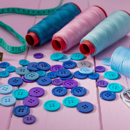 Linha completa de botões para confecções de roupa direto da fábrica Conheça a linha completa de botões para confecções de roupa da Jomar Botões, fabricante referência em qualidade, personalização e entrega rápida. Na indústria têxtil, os botões para confecções de roupa são mais do que simples acessórios: eles são parte essencial da identidade de uma peça. Um botão bem escolhido agrega valor, reforça o acabamento e transmite qualidade ao consumidor final. Além de desempenhar um papel funcional, o botão também tem uma função estética importante, ajudando a destacar o estilo da roupa, seja em uniformes, moda casual ou peças de design exclusivo. A Jomar Botões, fabricante com ampla experiência no setor, oferece uma linha completa de botões para confecção, unindo tecnologia, tradição e excelência em cada detalhe. Produzindo direto da fábrica, a empresa garante qualidade, agilidade e personalização para atender confecções de todos os portes. Botões para roupa que valorizam sua peça: direto da fábrica Jomar Botões: tradição e qualidade na fabricação de botões Com anos de atuação no mercado, a Jomar Botões consolidou-se como uma marca de confiança entre fabricantes e confecções em todo o país. Sua trajetória é marcada pela inovação constante, pela qualidade dos materiais e pelo compromisso com prazos e atendimento. A empresa investe em tecnologia de ponta, o que permite fabricar botões para roupa com precisão, resistência e acabamento impecável. Cada modelo é produzido sob rigoroso controle de qualidade, garantindo uniformidade e durabilidade. Outro diferencial da marca é o atendimento personalizado. A equipe técnica da Jomar orienta clientes na escolha dos melhores botões para confecções de roupa, de acordo com o tipo de tecido, estilo e aplicação. Atendendo tanto pequenas oficinas quanto grandes indústrias de confecção, a Jomar Botões oferece soluções sob medida para diferentes segmentos da moda. Linha completa de botões para confecções de roupa A linha de botões da Jomar Botões é ampla e pensada para suprir todas as necessidades do setor têxtil. Fabricados com materiais de alta qualidade — como metal, resina, plástico e poliéster —, os produtos se destacam pelo acabamento e versatilidade. Entre os principais diferenciais estão: Variedade de modelos: opções que atendem desde confecções de moda casual até uniformes corporativos. Durabilidade e resistência: botões testados para suportar lavagens e uso intenso. Design e acabamento: estética apurada que valoriza cada detalhe da roupa. Comprar direto da fábrica de botões para roupas proporciona vantagens como melhor custo-benefício, padronização de lotes e a possibilidade de personalização conforme a identidade visual da marca. Além disso, a Jomar trabalha com prazos ágeis, garantindo entregas rápidas para manter a produtividade das confecções. Fábrica de botão para tapeçaria com variedade e alto padrão Tipos de botões fabricados pela Jomar Botões A Jomar oferece uma gama completa de produtos que atendem os mais diversos nichos da moda e decoração. Confira alguns dos principais modelos: Botões para bonés Produzidos com materiais resistentes e acabamento profissional, os botões para bonés são ideais para o setor esportivo, promocional e corporativo. A Jomar garante fixação segura e acabamento preciso, assegurando conforto e durabilidade. Botões para tapeceiro e botões bombê Projetados para resistir ao uso intenso, os botões para tapeceiro e os botões bombê são amplamente utilizados em estofados, cabeceiras, almofadas e na moda decorativa. Com design robusto e acabamento refinado, unem estética e resistência. Botões quadrados e furados Esses modelos oferecem versatilidade e estilo. Os botões quadrados e botões furados são ideais para confecções de roupas casuais, sociais e infantis, permitindo combinações criativas e elegantes. Botões de aro e meia bola Clássicos e sofisticados, os botões de aro e meia bola são amplamente utilizados em uniformes e peças de alfaiataria. Unem praticidade, firmeza e visual moderno. Botões decorativos para roupas Os botões decorativos para roupas são um diferencial na linha da Jomar. Produzidos com atenção ao design, brilho e textura, agregam valor estético e personalidade às peças. Afinal, os detalhes fazem a diferença na moda. Personalização e inovação em botões sob medida A Jomar Botões entende que cada confecção tem sua identidade. Por isso, oferece botões personalizados sob medida, desenvolvidos conforme o estilo e as necessidades do cliente. Com equipamentos modernos e processos precisos, a marca cria botões exclusivos que traduzem o DNA da marca da confecção — seja em cores, formatos, gravações ou acabamentos especiais. A personalização é um diferencial competitivo importante para quem busca se destacar no mercado da moda. Com ela, cada peça se torna única, elevando o valor percebido pelo consumidor final. Além disso, a inovação faz parte do dia a dia da Jomar Botões. A empresa está constantemente atualizando seus processos e incorporando novas tecnologias para oferecer produtos mais sustentáveis, leves e resistentes. Onde comprar argolas para artesanato em grandes quantidades Botões para confecções de roupa: aplicações e setores atendidos Os produtos da Jomar Botões atendem diversos segmentos da indústria têxtil, sempre com a mesma qualidade e atenção ao detalhe. Entre os principais setores estão: Moda feminina, masculina e infantil: botões que acompanham tendências e oferecem acabamento de alta costura. Uniformes corporativos e escolares: opções que combinam resistência e elegância. Moda esportiva e promocional: botões leves, resistentes e com ótimo custo-benefício. Moda praia e casual: modelos com design diferenciado e cores variadas. Essa versatilidade é o que faz da Jomar uma parceira estratégica para confecções que buscam botões para confecção de diferentes estilos e finalidades. Por que comprar direto da fábrica de botões? Adquirir botões para confecções de roupa direto da fábrica traz benefícios que vão além do preço. Confira as principais vantagens de comprar com a Jomar Botões: Melhor preço e condições comerciais: eliminando intermediários, o custo é mais competitivo. Padronização e controle de qualidade: todos os produtos passam por testes rigorosos. Atendimento técnico e suporte especializado: equipe pronta para auxiliar desde o pedido até a aplicação. Agilidade na produção e entrega: prazos reduzidos e alta capacidade produtiva. Comprar direto da fábrica de botões para roupas é sinônimo de eficiência e confiança. A Jomar Botões se destaca por oferecer uma experiência completa, da fabricação ao pós-venda, sempre priorizando o sucesso de cada cliente. Onde comprar balancim para botões de alta resistência Encontre os botões ideais para a sua confecção Os botões para confecções de roupa da Jomar Botões unem beleza, resistência e funcionalidade. Com uma linha completa e fabricação própria, a empresa atende confecções de todos os portes, garantindo produtos sob medida e entrega em todo o Brasil. Entre em contato com a Jomar Botões e descubra como nossa linha completa de botões para confecções de roupa pode transformar a qualidade e o design das suas peças. Solicite um orçamento agora!